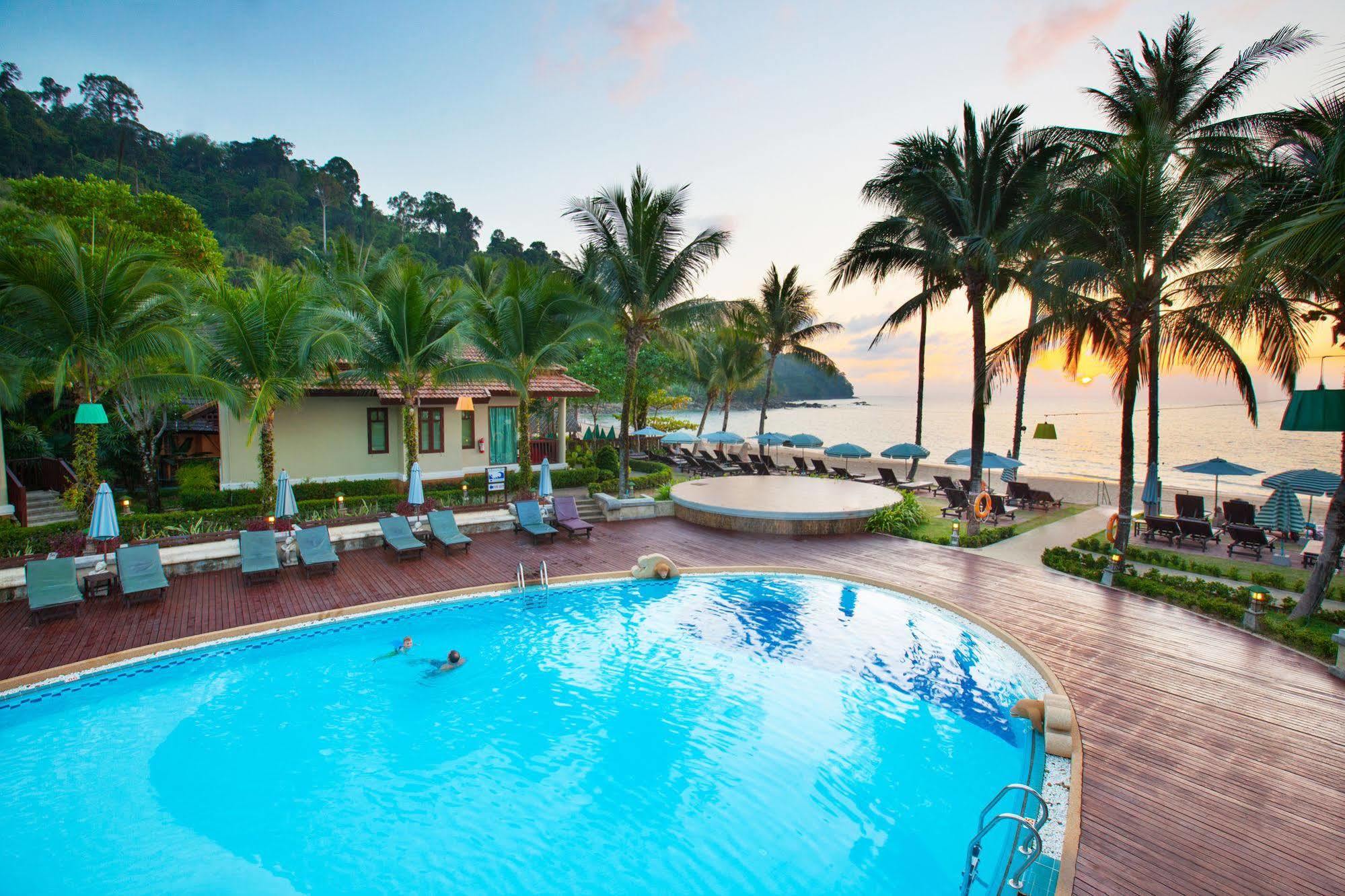 Khaolak Bayfront Resort Takuapa Bagian luar foto
